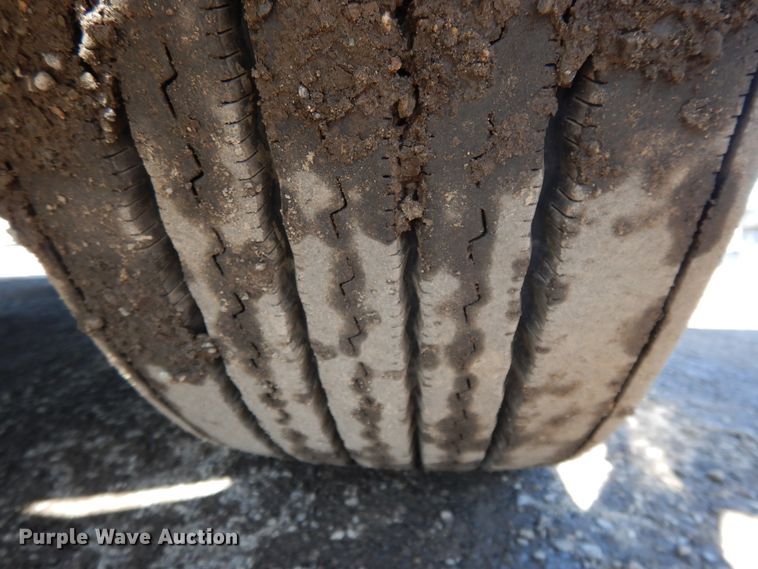 image for item GH9005 2017 Peterbilt 579 semi truck