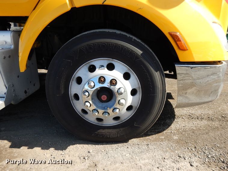 image for item GH9005 2017 Peterbilt 579 semi truck