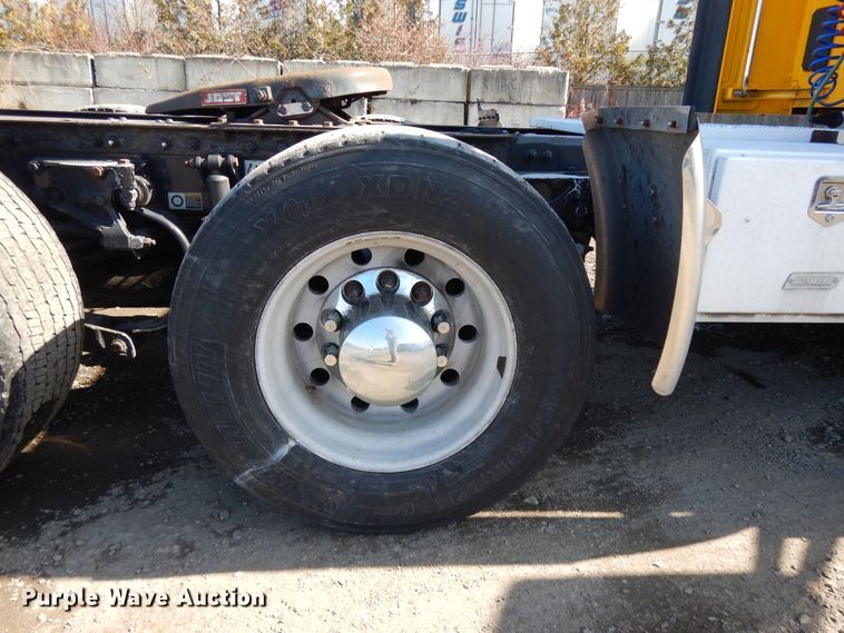 image for item GH9005 2017 Peterbilt 579 semi truck