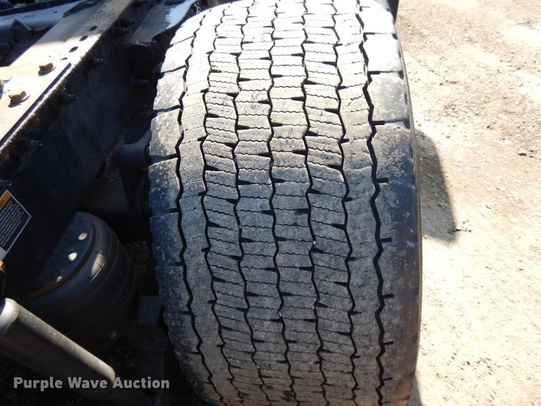 image for item GH9005 2017 Peterbilt 579 semi truck