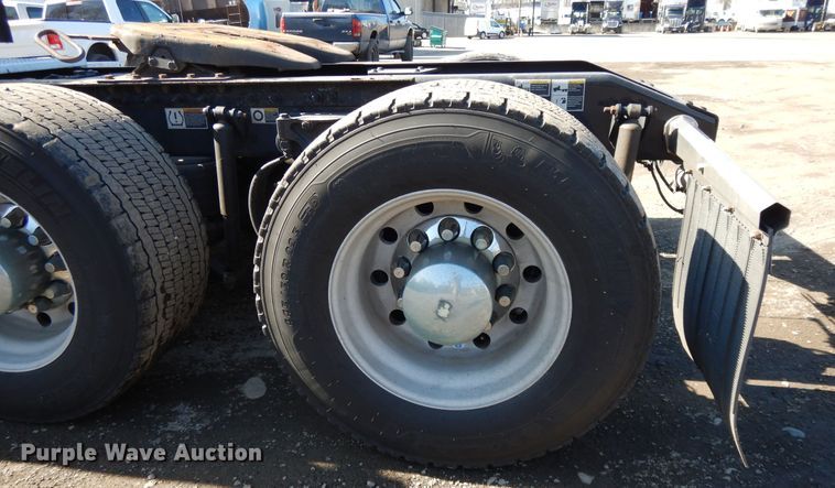 image for item GH9005 2017 Peterbilt 579 semi truck