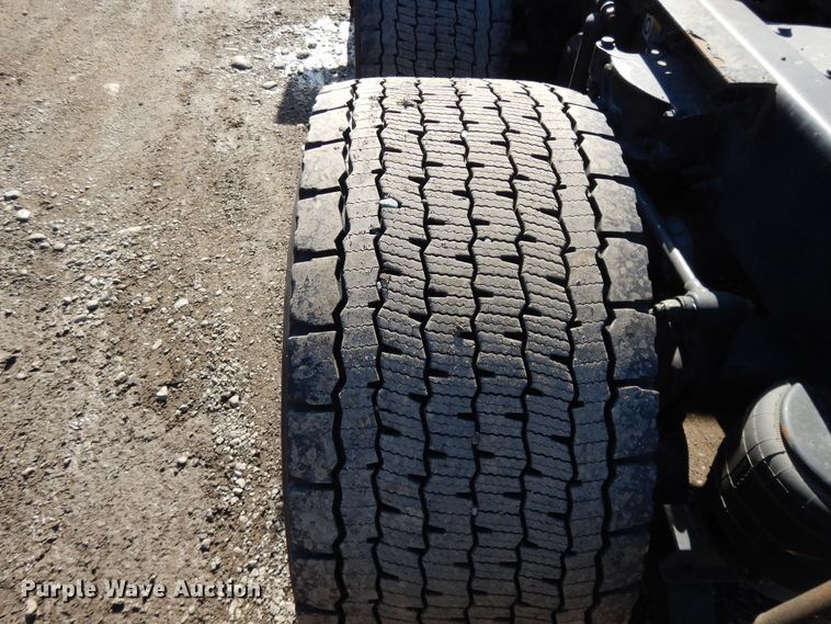 image for item GH9005 2017 Peterbilt 579 semi truck