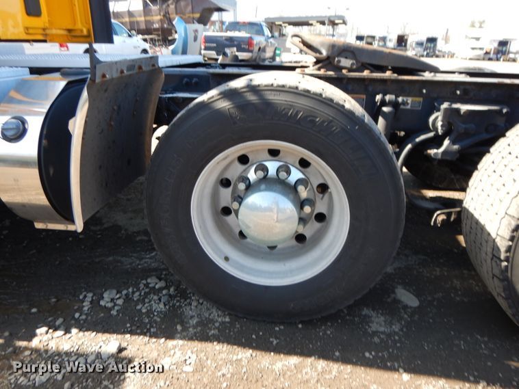 image for item GH9005 2017 Peterbilt 579 semi truck