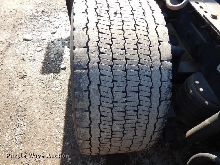 image for item GH9005 2017 Peterbilt 579 semi truck