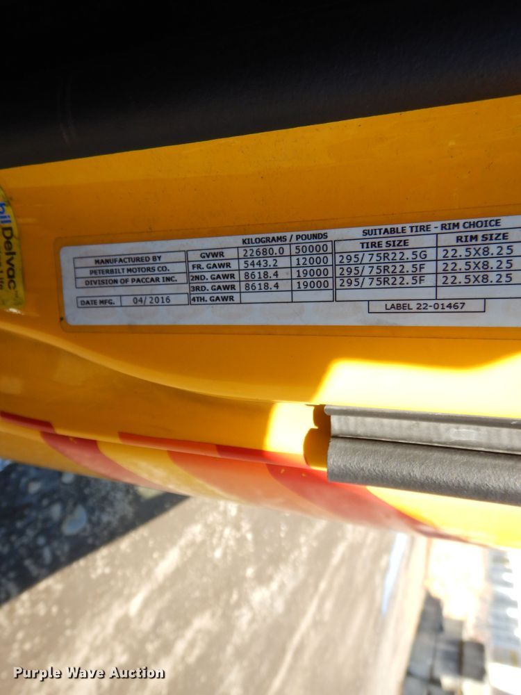 image for item GH9005 2017 Peterbilt 579 semi truck