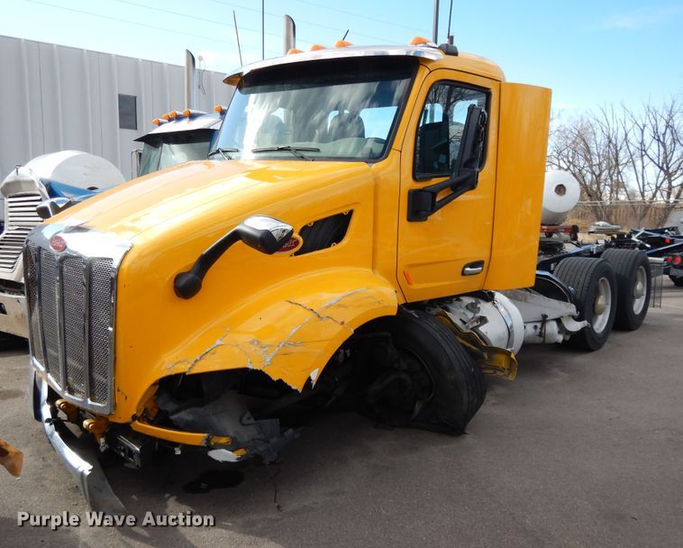 image for item GH9006 2018 Peterbilt 579 semi truck