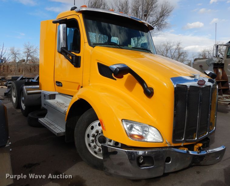 image for item GH9006 2018 Peterbilt 579 semi truck