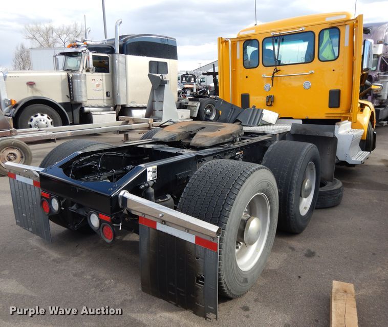 image for item GH9006 2018 Peterbilt 579 semi truck