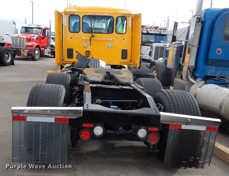 image for item GH9006 2018 Peterbilt 579 semi truck