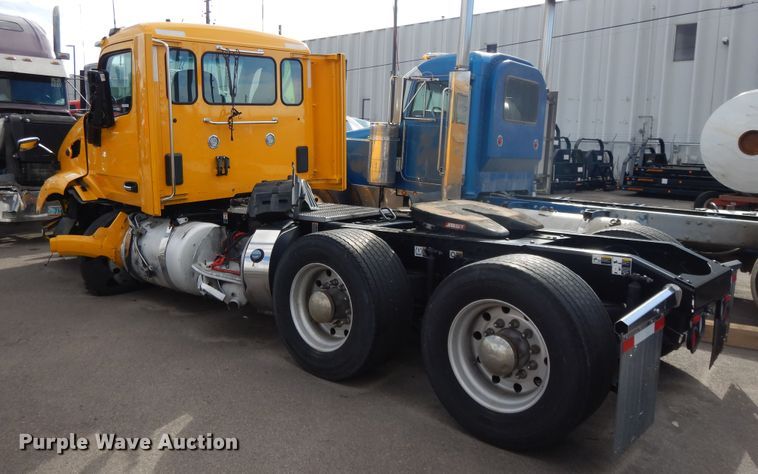 image for item GH9006 2018 Peterbilt 579 semi truck