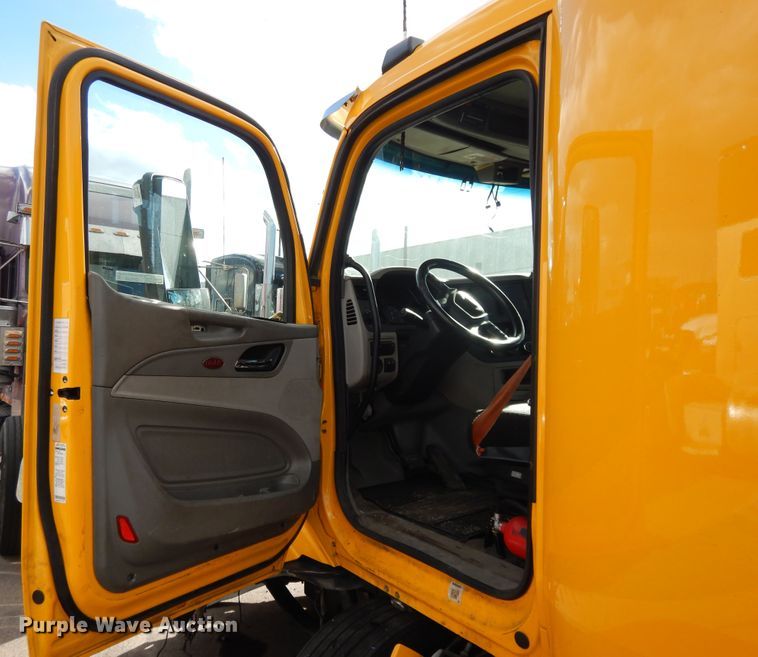 image for item GH9006 2018 Peterbilt 579 semi truck