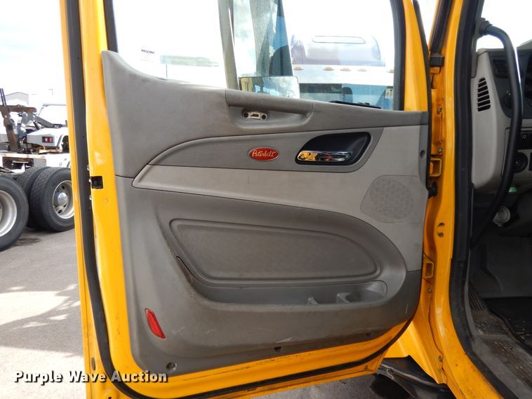 image for item GH9006 2018 Peterbilt 579 semi truck