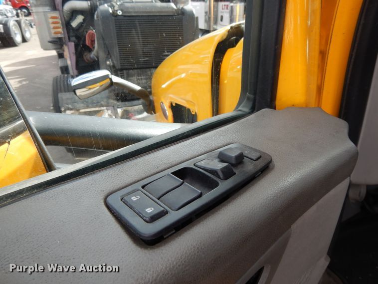 image for item GH9006 2018 Peterbilt 579 semi truck