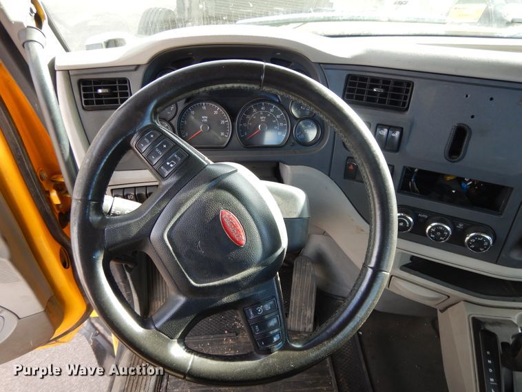 image for item GH9006 2018 Peterbilt 579 semi truck