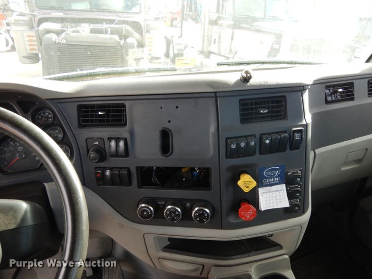 image for item GH9006 2018 Peterbilt 579 semi truck