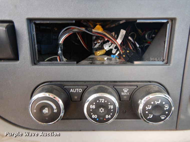 image for item GH9006 2018 Peterbilt 579 semi truck