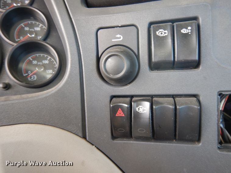 image for item GH9006 2018 Peterbilt 579 semi truck