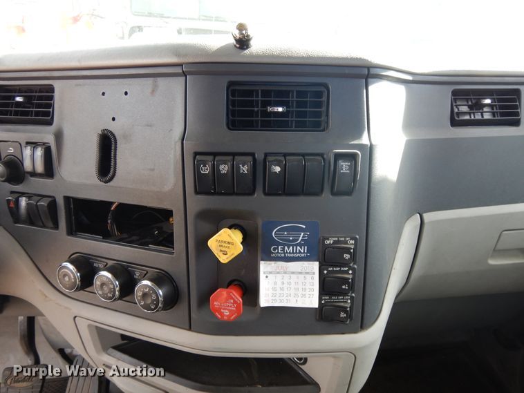 image for item GH9006 2018 Peterbilt 579 semi truck