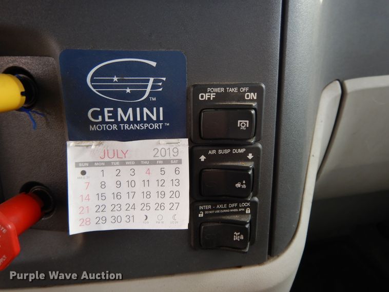 image for item GH9006 2018 Peterbilt 579 semi truck