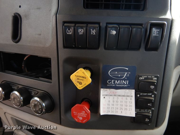 image for item GH9006 2018 Peterbilt 579 semi truck