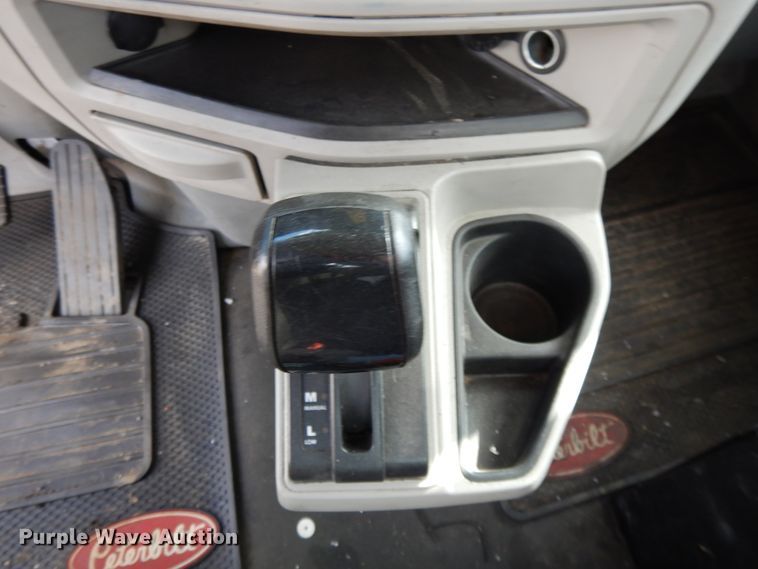 image for item GH9006 2018 Peterbilt 579 semi truck