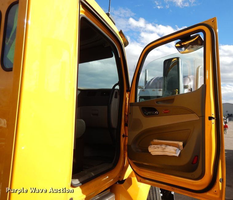 image for item GH9006 2018 Peterbilt 579 semi truck