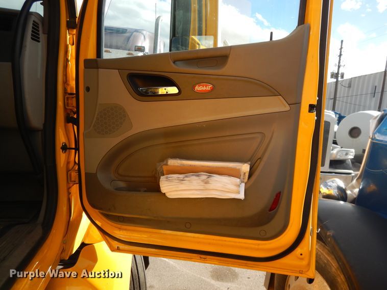 image for item GH9006 2018 Peterbilt 579 semi truck