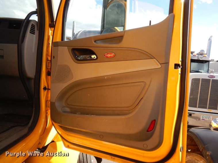 image for item GH9006 2018 Peterbilt 579 semi truck