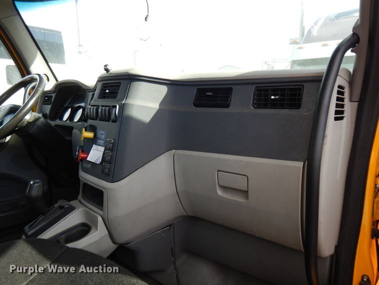 image for item GH9006 2018 Peterbilt 579 semi truck