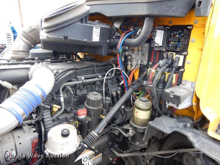 image for item GH9006 2018 Peterbilt 579 semi truck