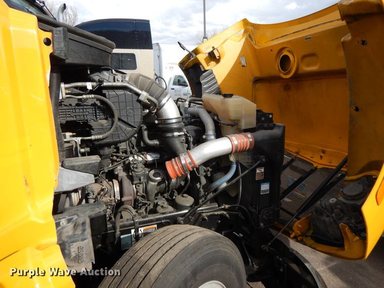 image for item GH9006 2018 Peterbilt 579 semi truck