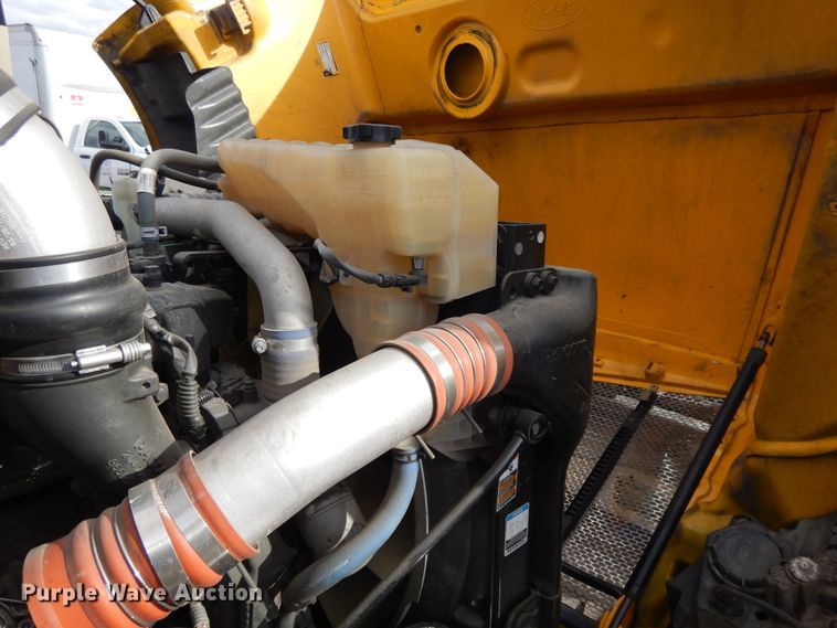 image for item GH9006 2018 Peterbilt 579 semi truck