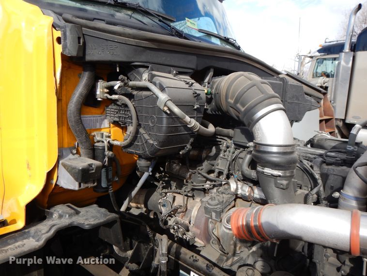 image for item GH9006 2018 Peterbilt 579 semi truck