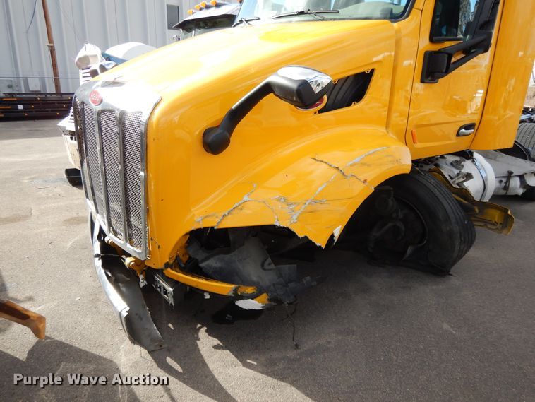 image for item GH9006 2018 Peterbilt 579 semi truck