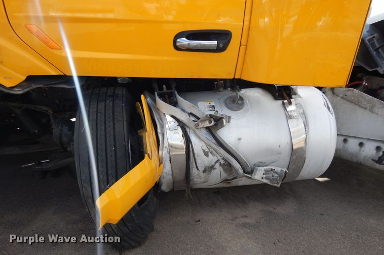 image for item GH9006 2018 Peterbilt 579 semi truck