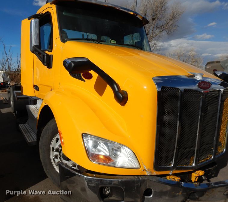 image for item GH9006 2018 Peterbilt 579 semi truck