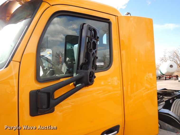 image for item GH9006 2018 Peterbilt 579 semi truck