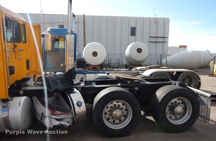 image for item GH9006 2018 Peterbilt 579 semi truck