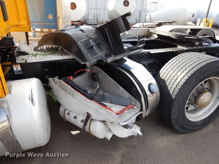 image for item GH9006 2018 Peterbilt 579 semi truck