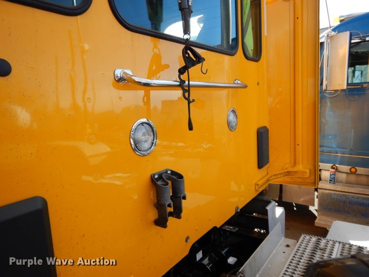 image for item GH9006 2018 Peterbilt 579 semi truck