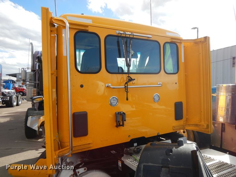 image for item GH9006 2018 Peterbilt 579 semi truck