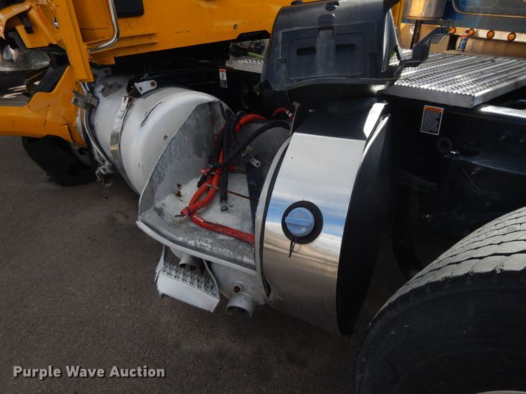 image for item GH9006 2018 Peterbilt 579 semi truck