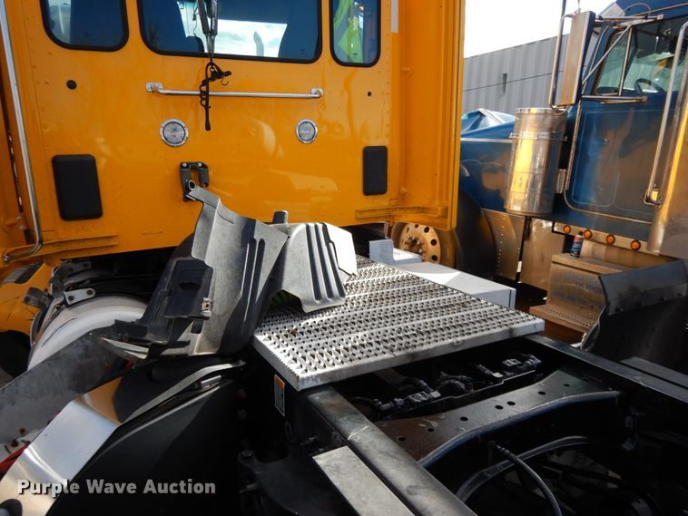 image for item GH9006 2018 Peterbilt 579 semi truck