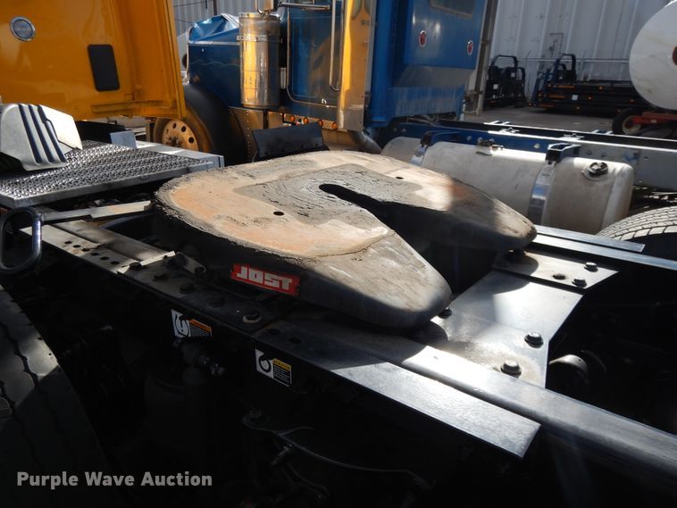 image for item GH9006 2018 Peterbilt 579 semi truck