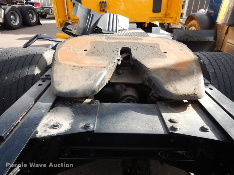 image for item GH9006 2018 Peterbilt 579 semi truck