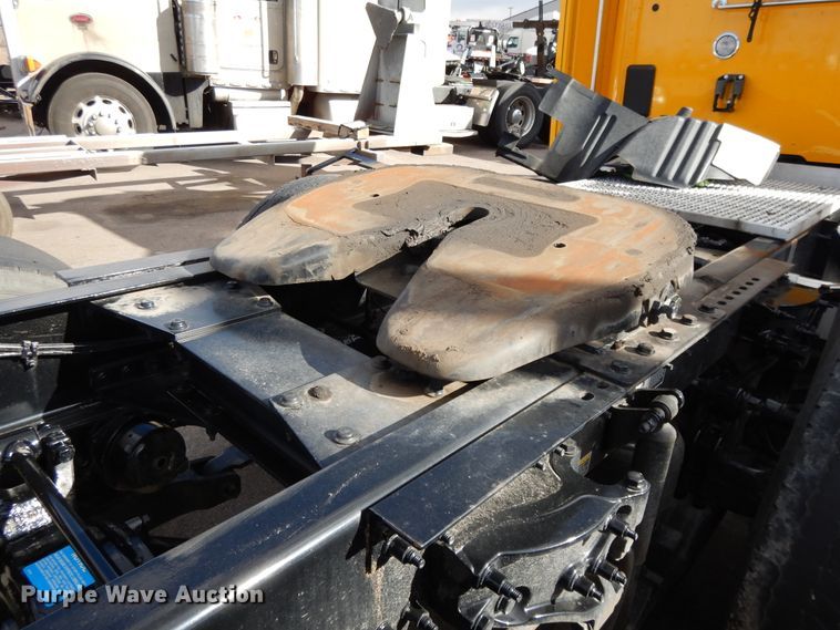 image for item GH9006 2018 Peterbilt 579 semi truck