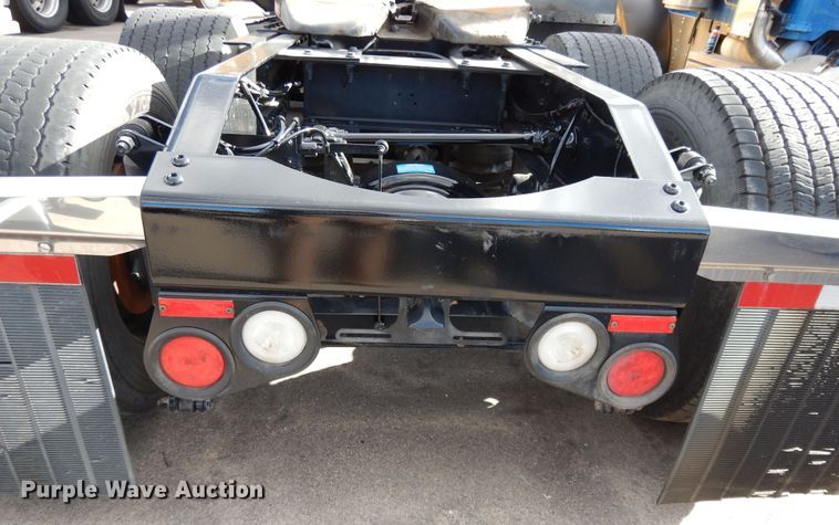 image for item GH9006 2018 Peterbilt 579 semi truck