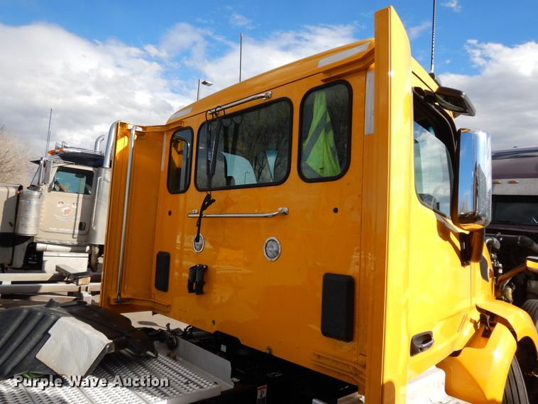 image for item GH9006 2018 Peterbilt 579 semi truck