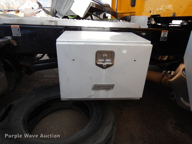 image for item GH9006 2018 Peterbilt 579 semi truck