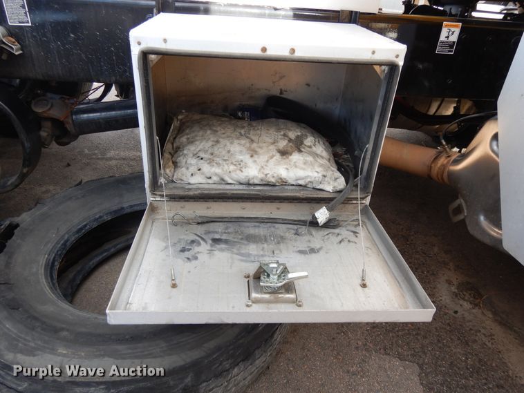 image for item GH9006 2018 Peterbilt 579 semi truck